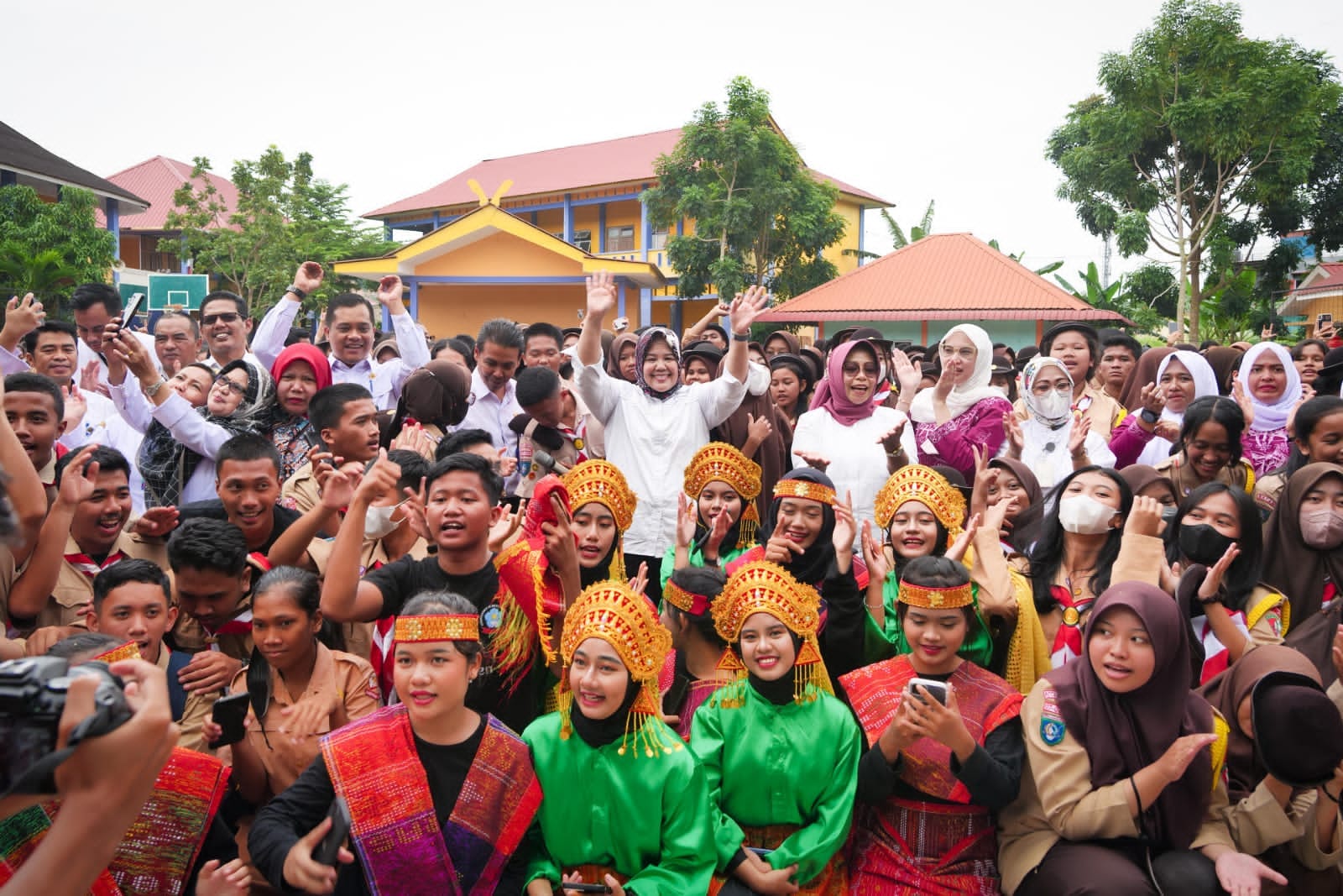 Prestasi Membanggakan <br><span class="text-yellow-300">di Berbagai Bidang</span>